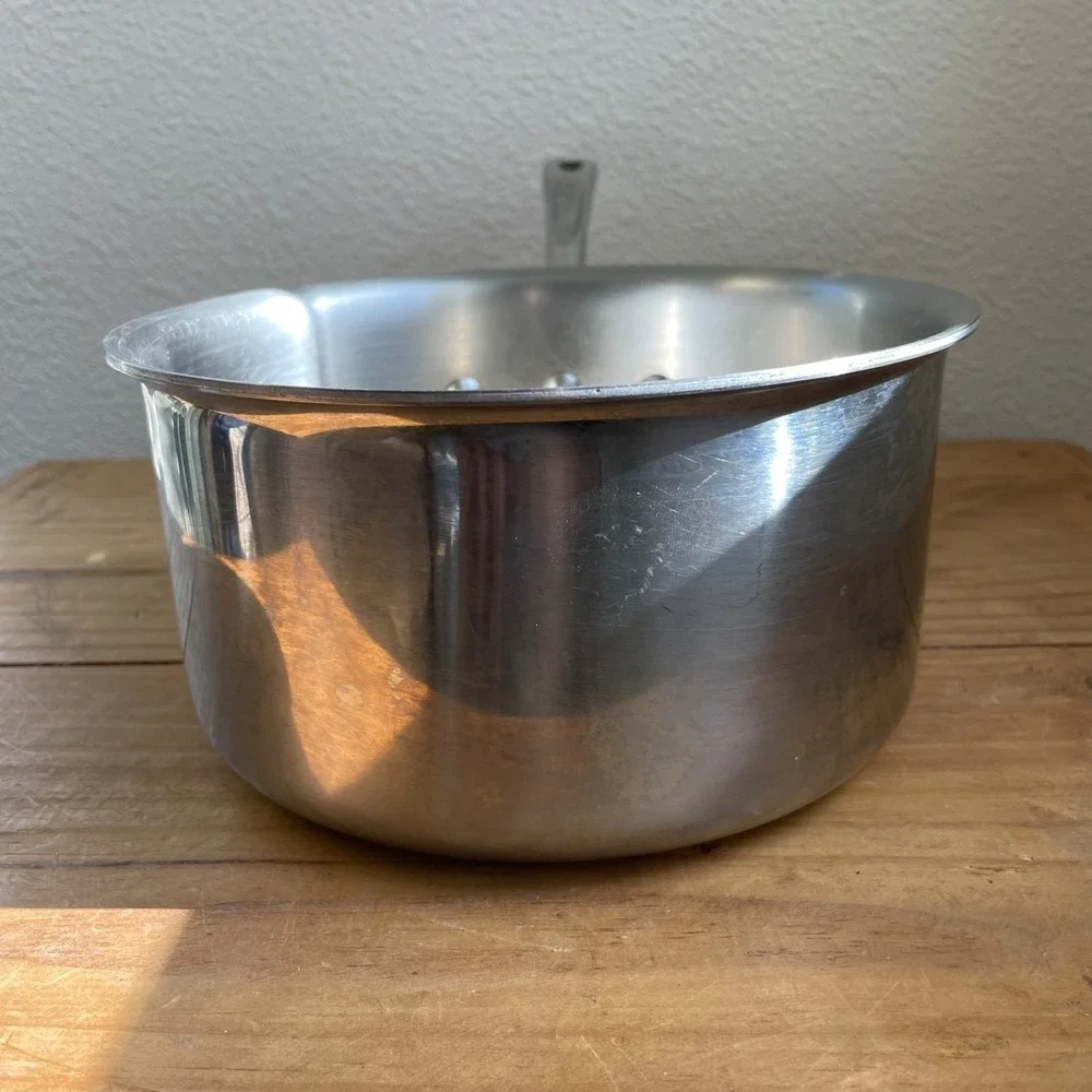 CALPHALON 87022, 2.5 QT/2.3L pot, NO LID,‎ Pre-owned SAUCE PAN.